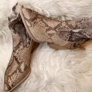 DOLCE VITA cowgirl booties